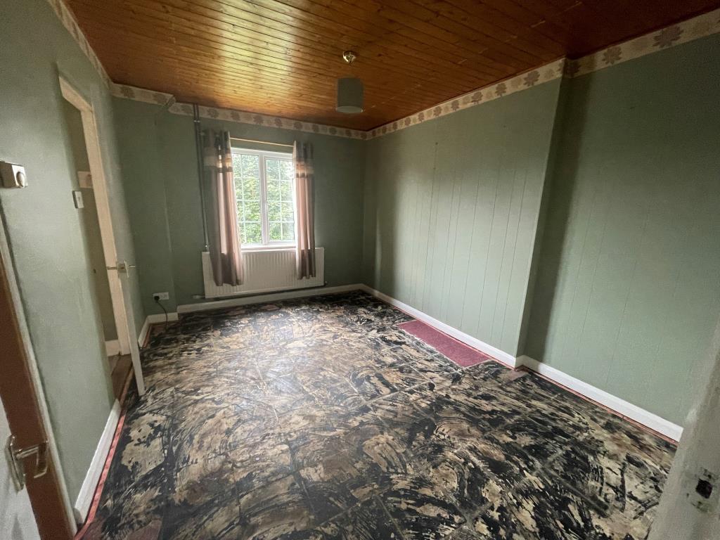 Lot: 145 - DETACHED COTTAGE ON TWO ACRE PLOT WITH DILAPIDATED BARN AND HARDSTANDING - Dining room